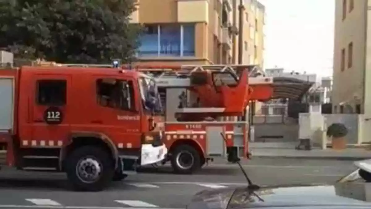 Els Bombers de la Generalitat treballant en un incendi a la carretera de Barcelona a Segur de Calafell