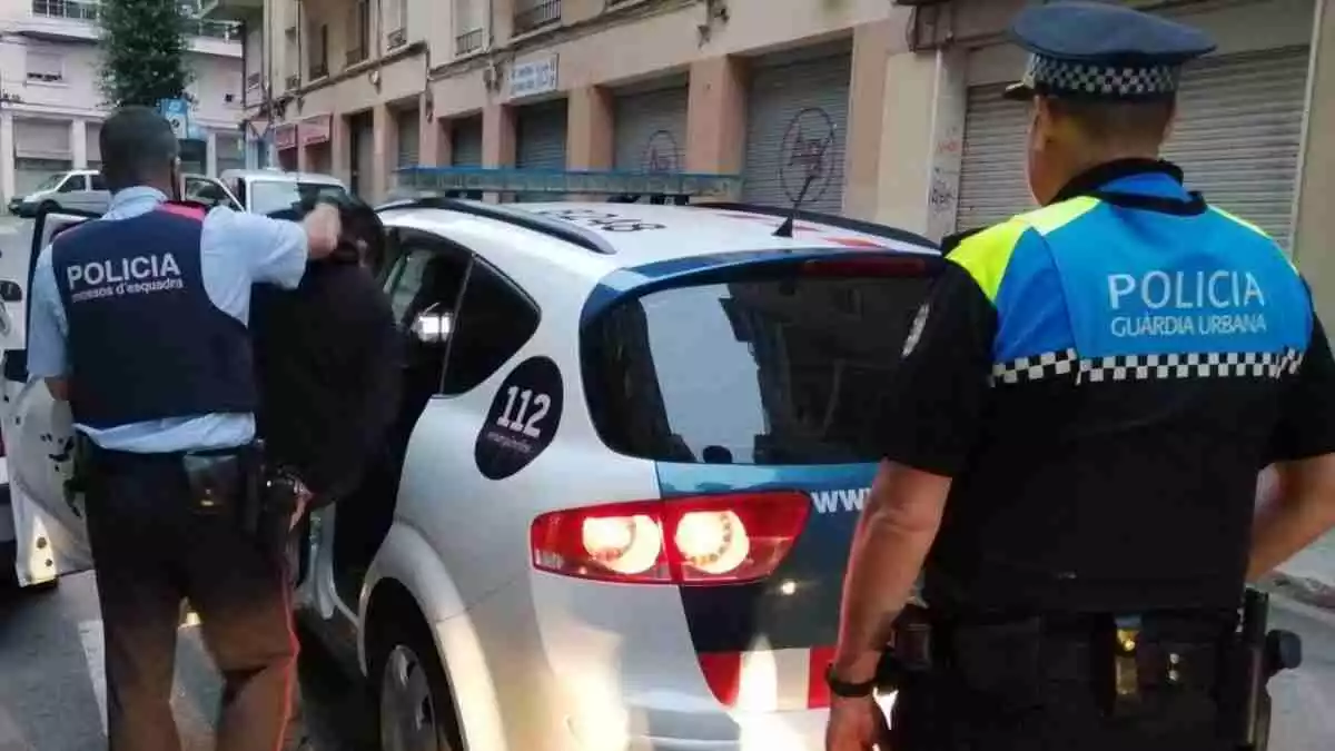 Els Mossos d'Esquadra i la Guàrdia Urbana de Reus, en el moment d'una detenció en l'operatiu antidroga a Reus