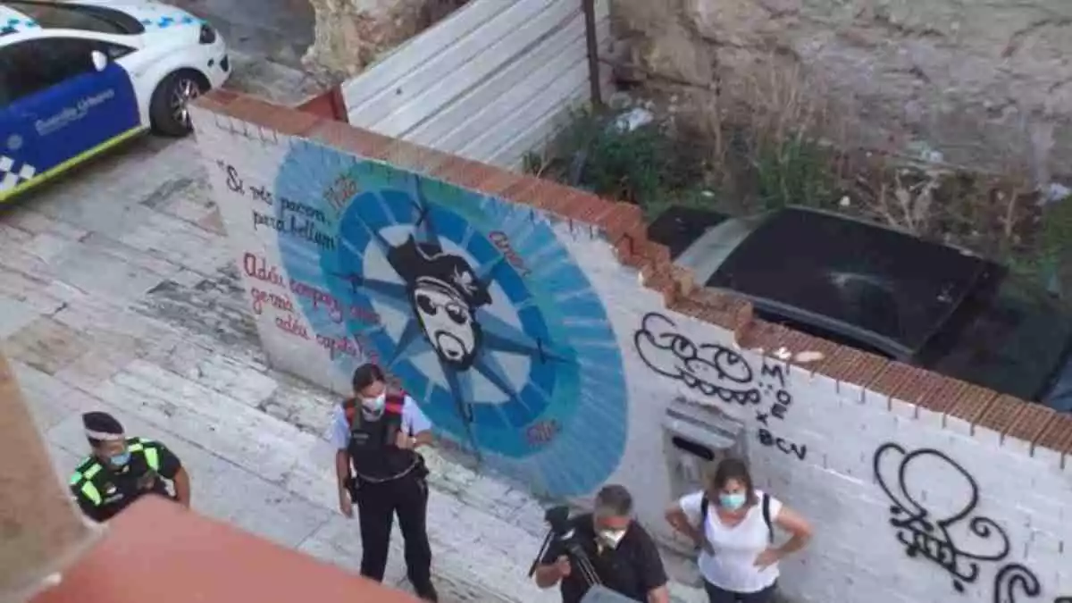 Els Mossos d'Esquadra i la Guàrdia Urbana de Tarragona durant l'operatiu policial al carrer Ferrers de Tarragona