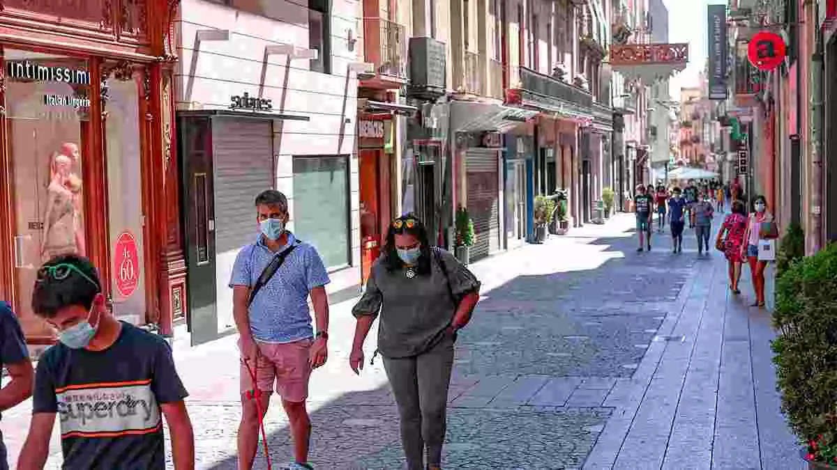 Imatge de diverses persones amb mascareta passejant pel centre de Reus