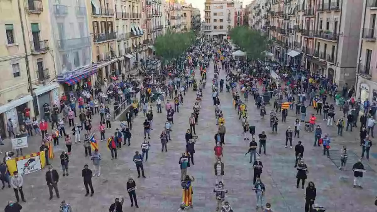 Imatge de la concentració a la plaça de la Font de Tarragona en rebuig a la inhabilitació de Quim Torra