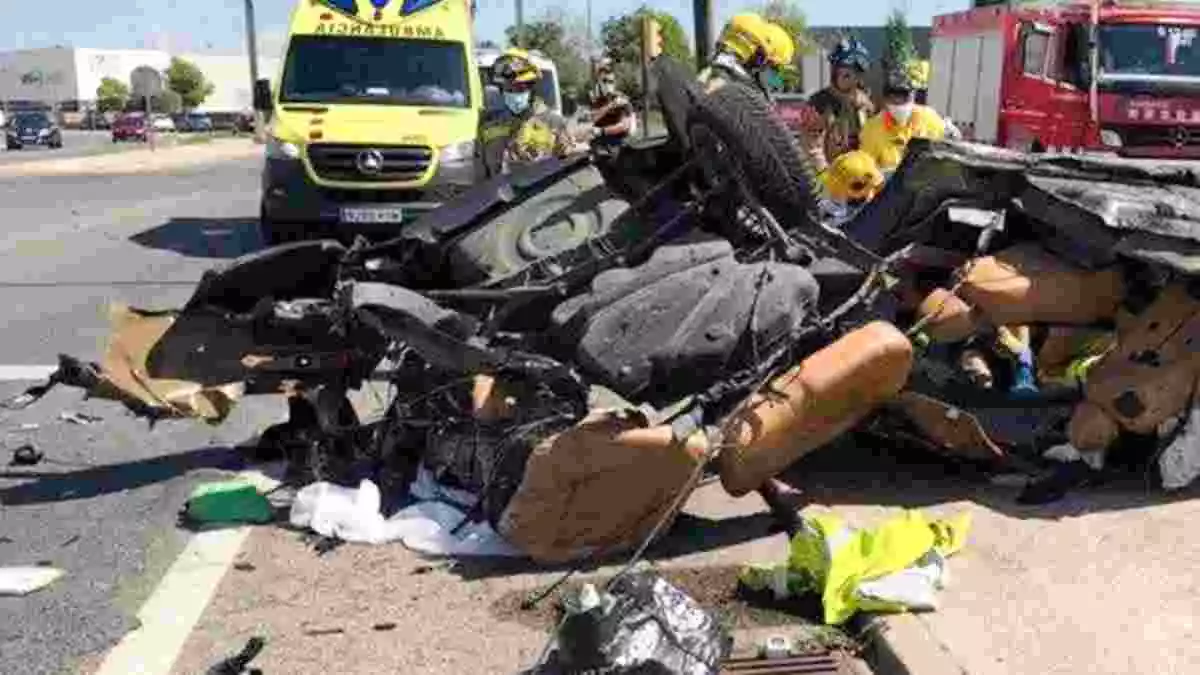 Imatge de l'estat en què ha quedat el cotxe accidentat a la carretera de Salou, a Tarragona