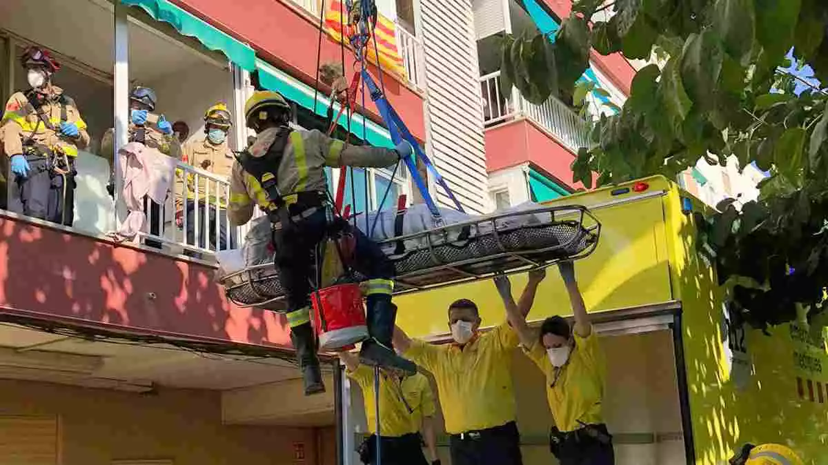 Imatge de l'evacuació mèdica d'un pacient amb un debut diabètic a Vila-seca