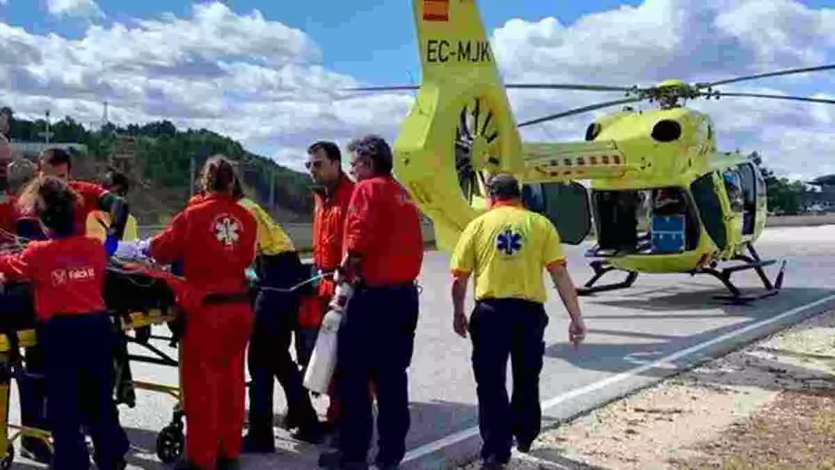 Imatge de l'helicòpter del SEM a punt de traslladar un ferit