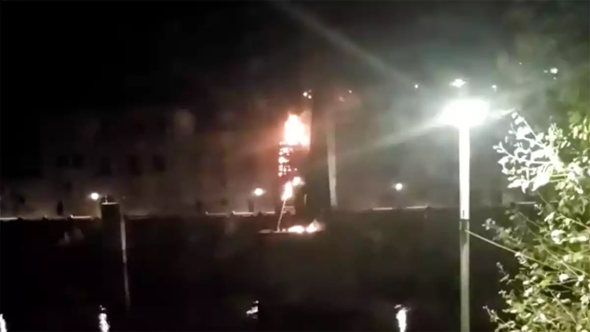 Imatge de l'incendi al monument franquista de Tortosa