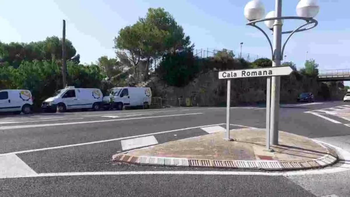 Imatge de l'inici de les obres per instal·lar dos semàfors a Cala Romana, a Tarragona