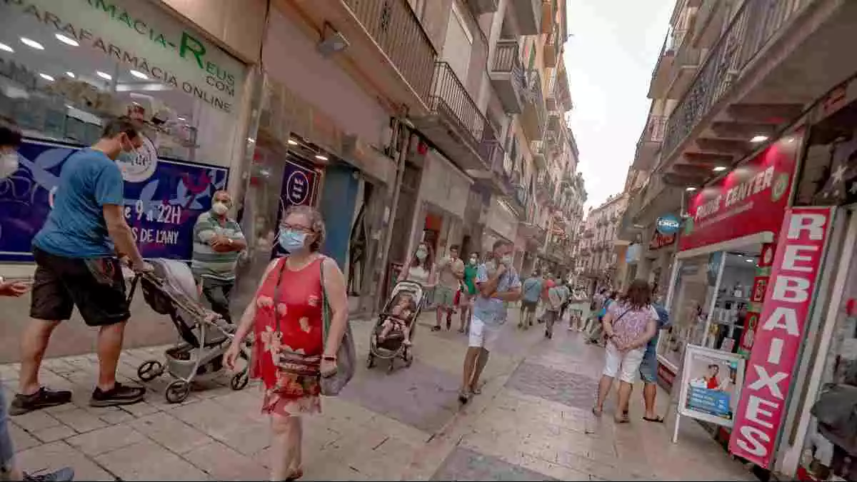 Imatge de persones amb mascareta passejant pel centre de Reus