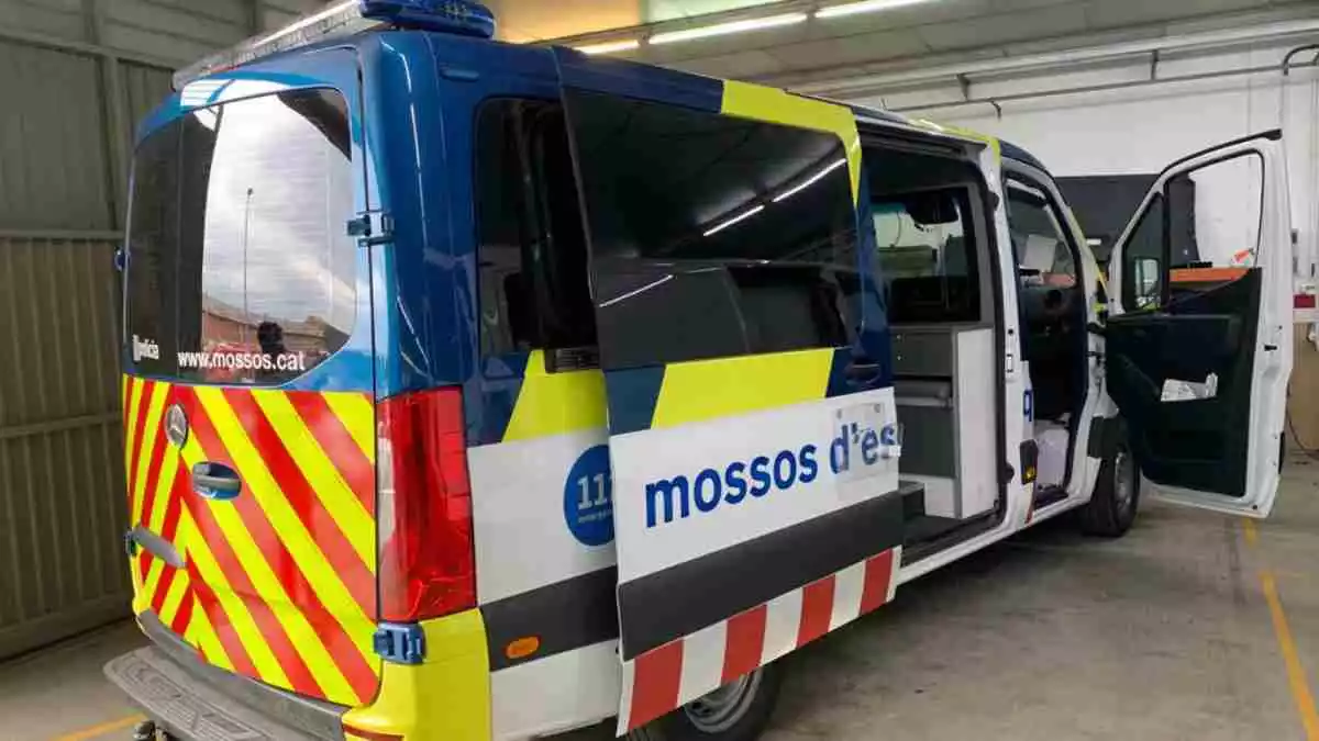 Imatge dels nous vehicles dels mossos d'esquadra, que incorporen el groc fluorescent