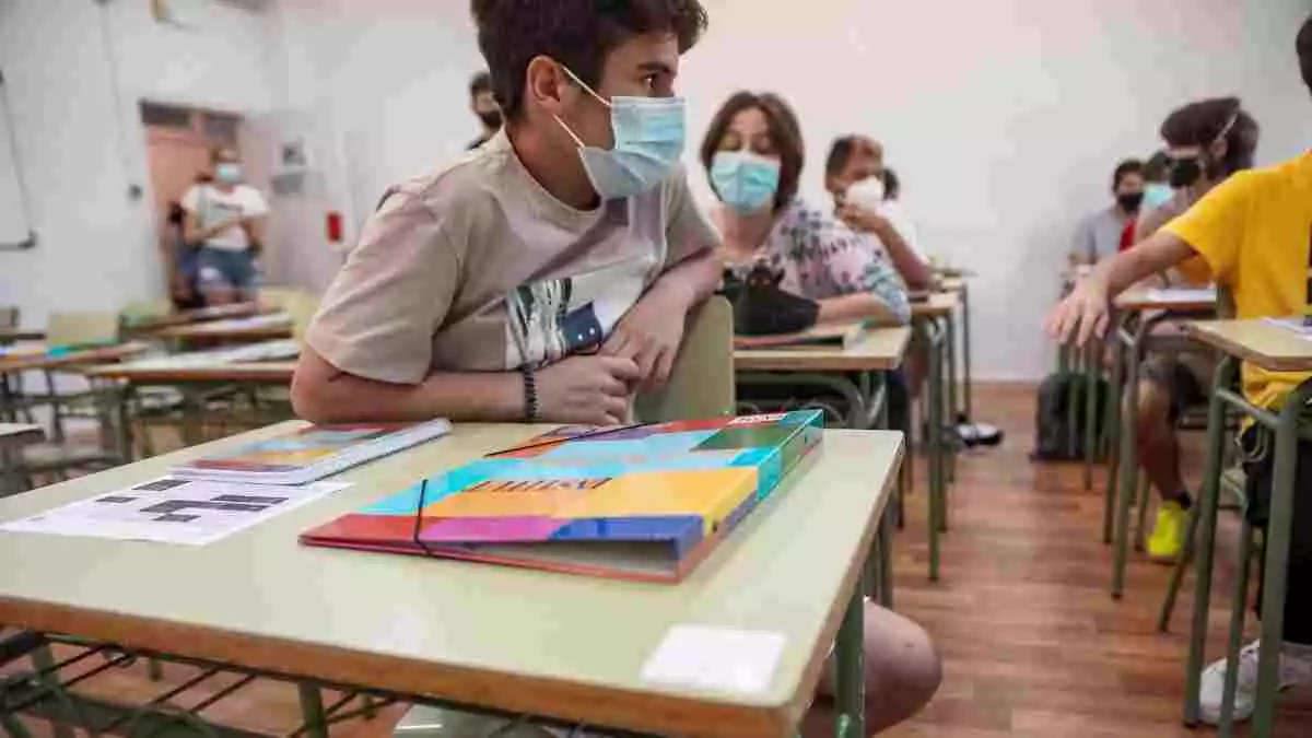 Imatge d'un alumne dins d'una aula amb mascareta