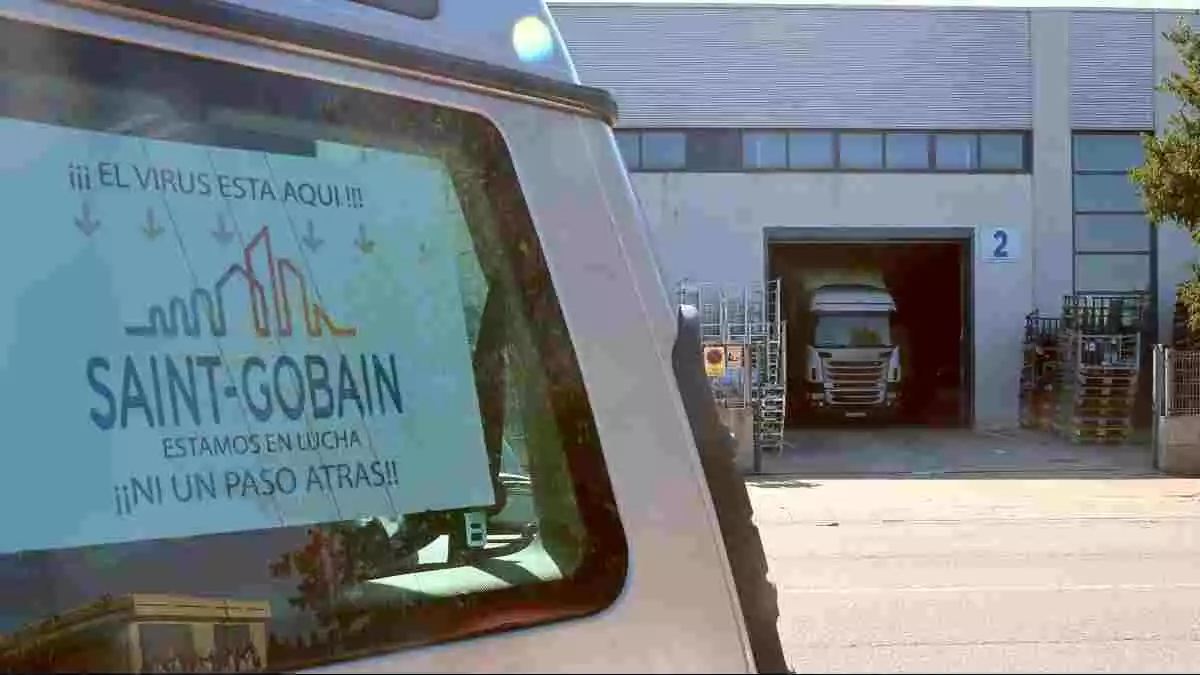 Imatge d'un camió carregant al centre logístic de Saint Gobain a Bellvei el 13 de setembre de 2020.