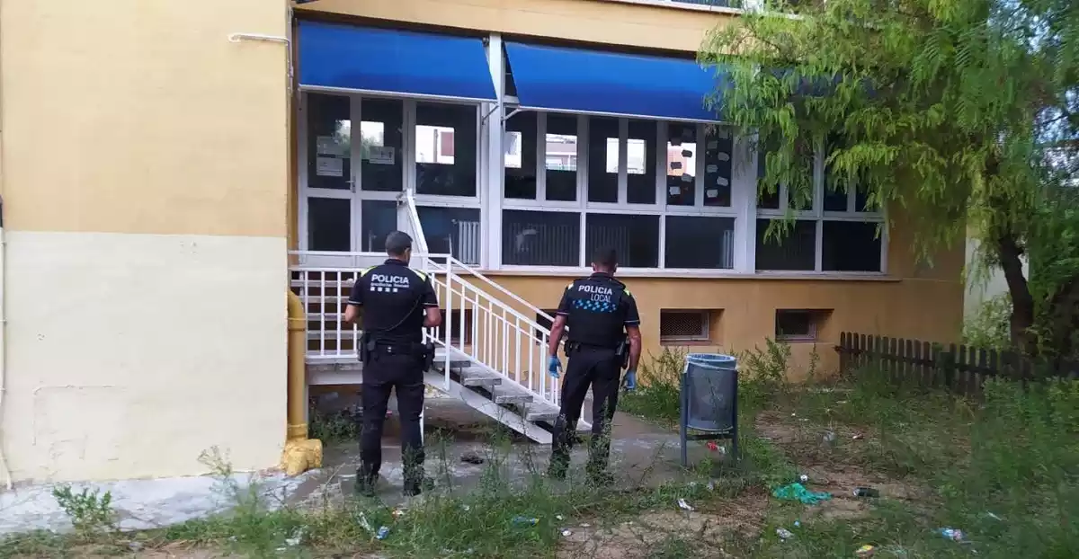 La policia local, a l'antiga seu de la Biblioteca de Segur.