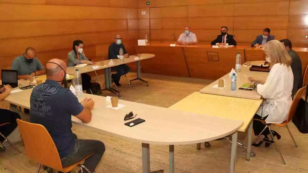 La reunió entre el conseller d'Empresa i Coneixement, Ramon Tremosa, els alcaldes de l'Arboç i Banyeres del Penedès, i el comitè d'empresa de Saint-Gobain
