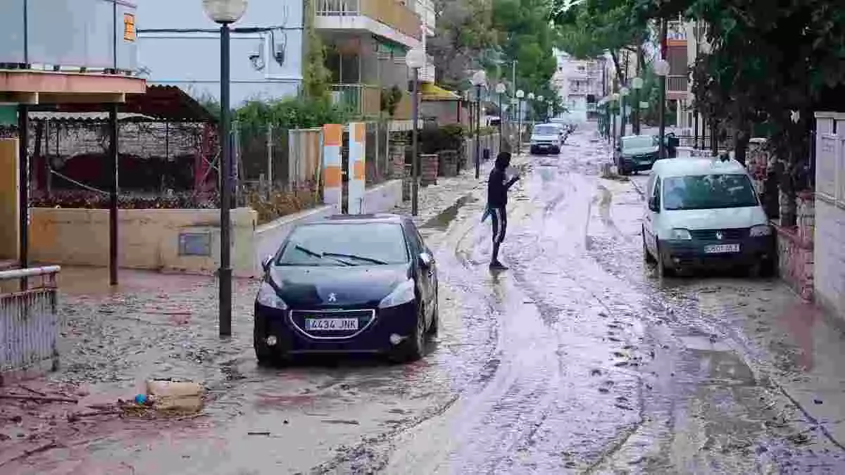 L'aspecte d'un dels carrers del barri de la Salut, a Salou, després de l'enèsim desbordament del barranc de Barenys.