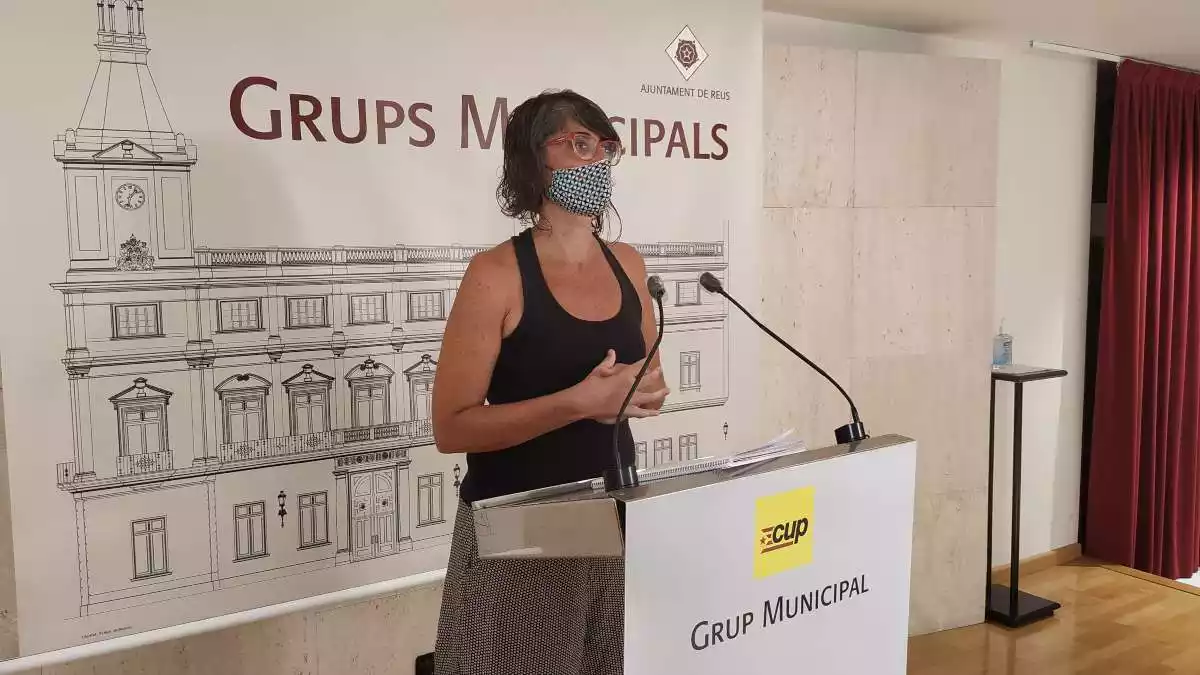Marta Llorens a faristol de la sala de premsa de l'Ajuntament de Reus