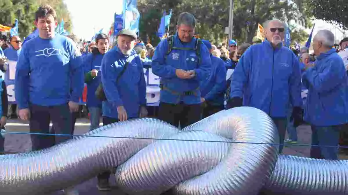 Pla general de diversos membres de la PDE amb el simbòlic nus anti transvasament en la manifestació d'Amposta