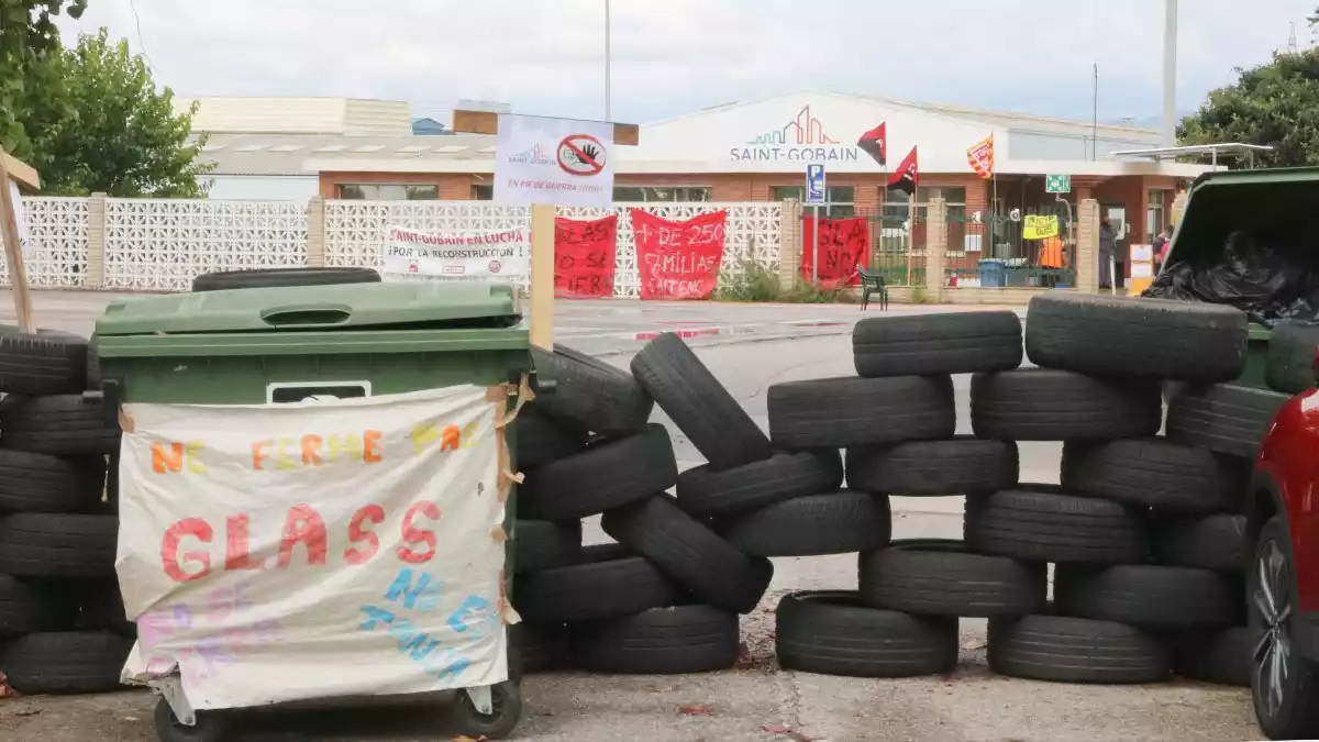 Pla general de l'accés a la fàbrica de Saint-Gobain a l'Arboç, bloquejada amb neumàtics amb motiu de la vaga indefinida dels treballadors.