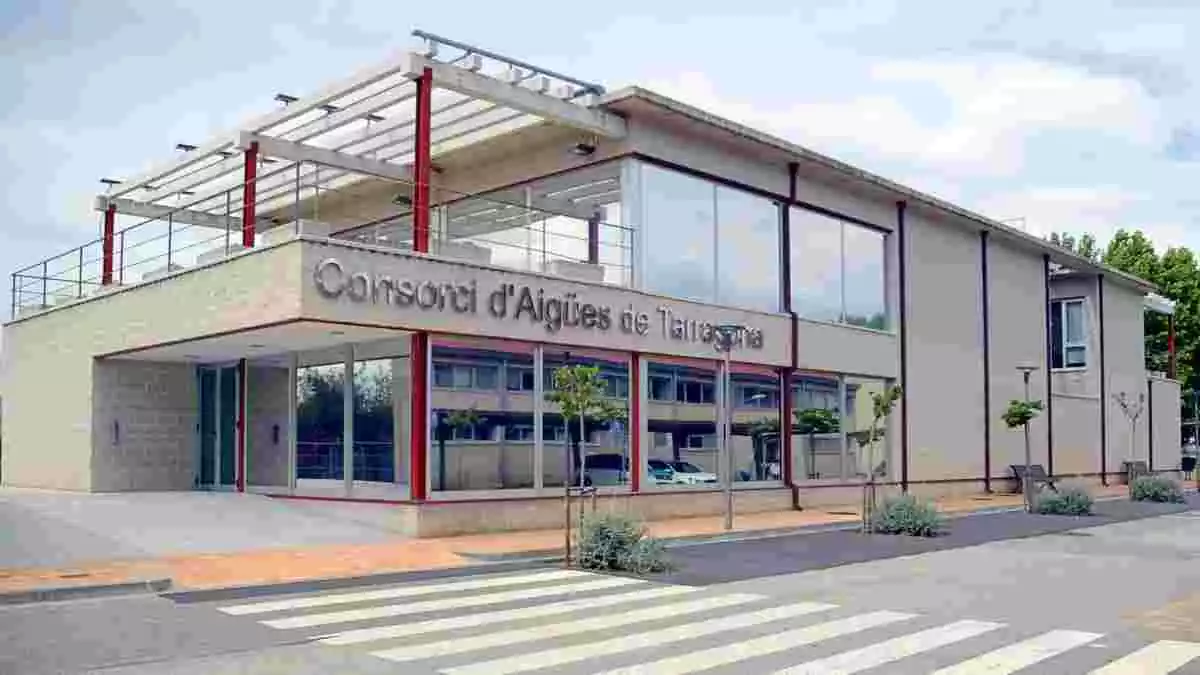 Pla general de l'exterior de les instal·lacions centrals del Consorci d'Aigües de Tarragona