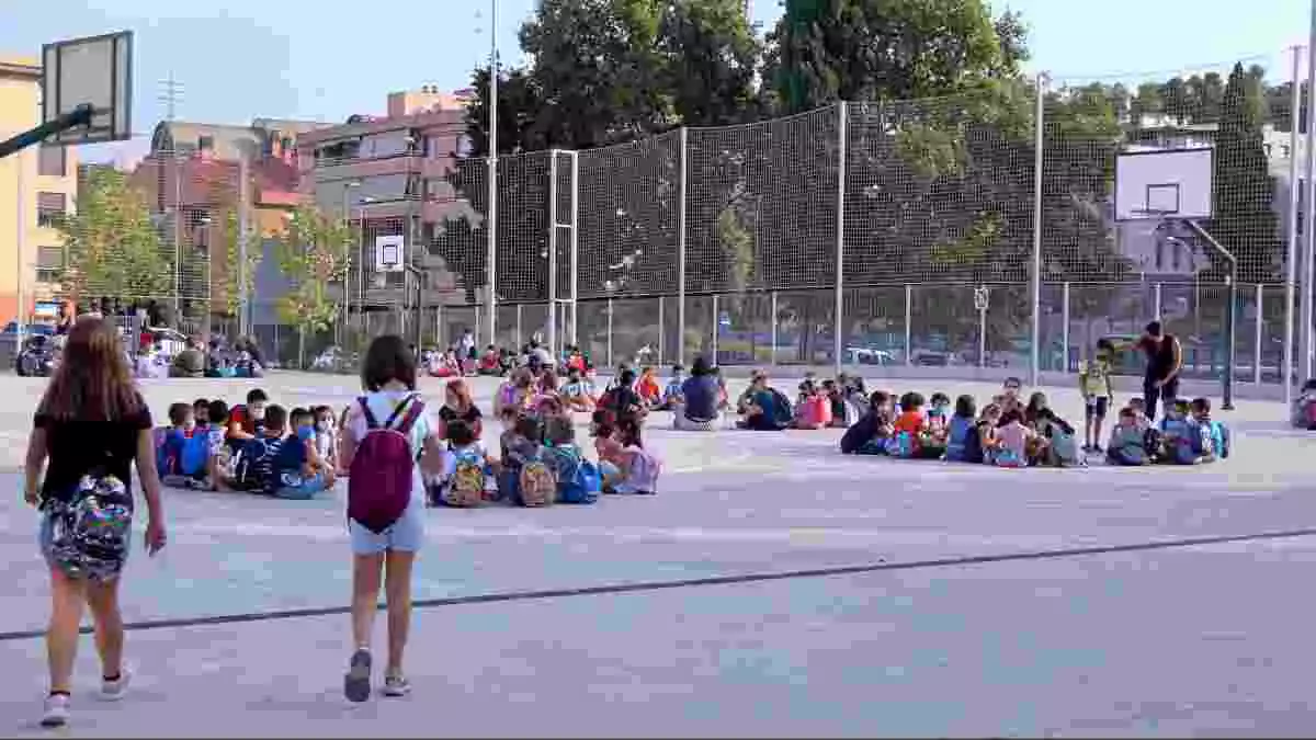 Pla general dels alumnes de primària agrupats al pati de l'escola Sant Llàtzer de Tortosa.