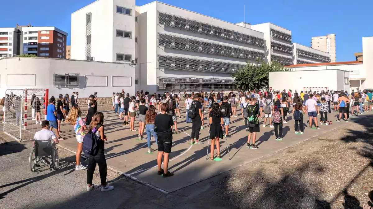 Pla general dels estudiants de l'Institut Martí i Franquès de Tarragona en la tornada a l'escola adaptada a la Covid-19