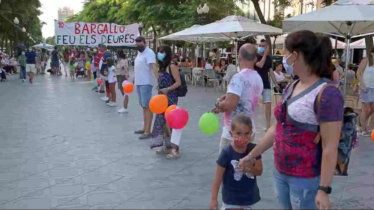 Pla general dels participants en la cadena humana celebrada a la Rambla Nova de Tarragona per denunciar que les mesures sanitàries a les escoles no són suficients.