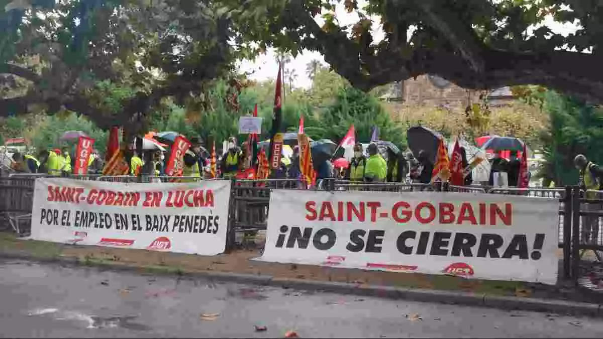 Pla general dels treballadors de Saint-Gobain durant la concentració celebrada aquest dimecres davant el Parlament de Catalunya