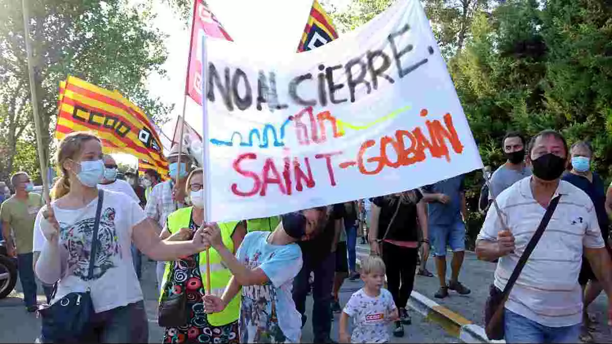 Pla obert d'una família que ha participat en la manifestació dels treballadors de la fàbrica de Saint-Gobain de l'Arboç.