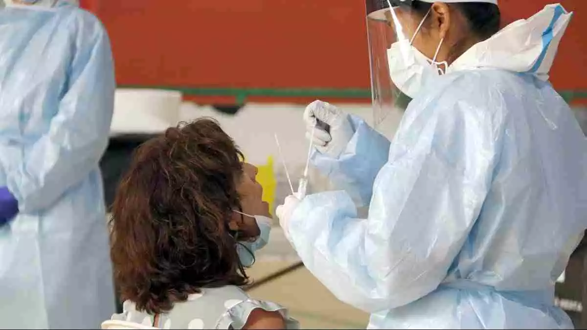 Pla tancat d'una dona fent-se una prova PCR