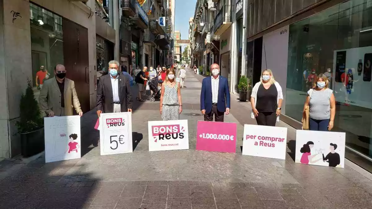 Representants polítics i comercials de la ciutat al carrer de Monterols de Reus