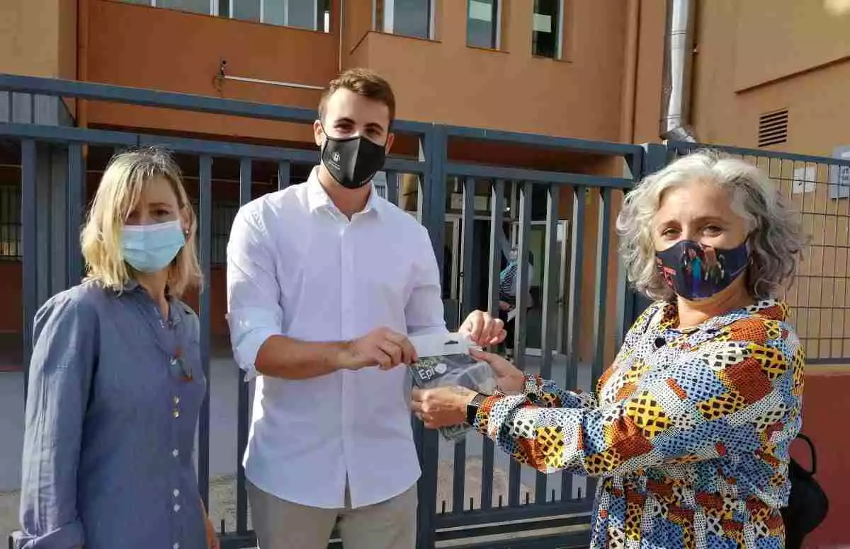 Soriano i Vaquero, fent entrega de les mascaretes transparents a la directora de l'INS Andreu Nin.