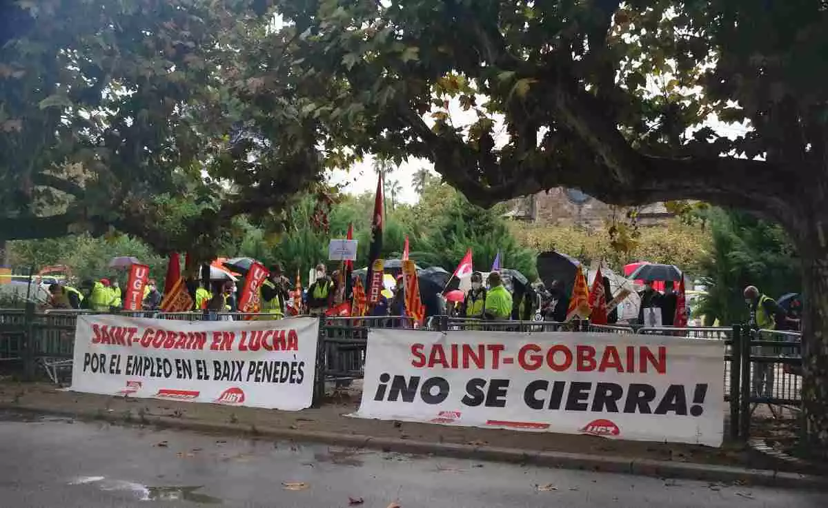 Treballadors de Saint-Gobain, protestant al davant del Parlament.