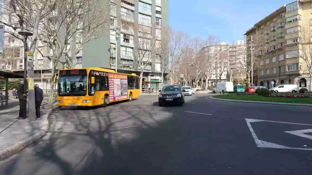 Un autobús urbà aturat a una de les parades de la plaça de les Oques de Reus