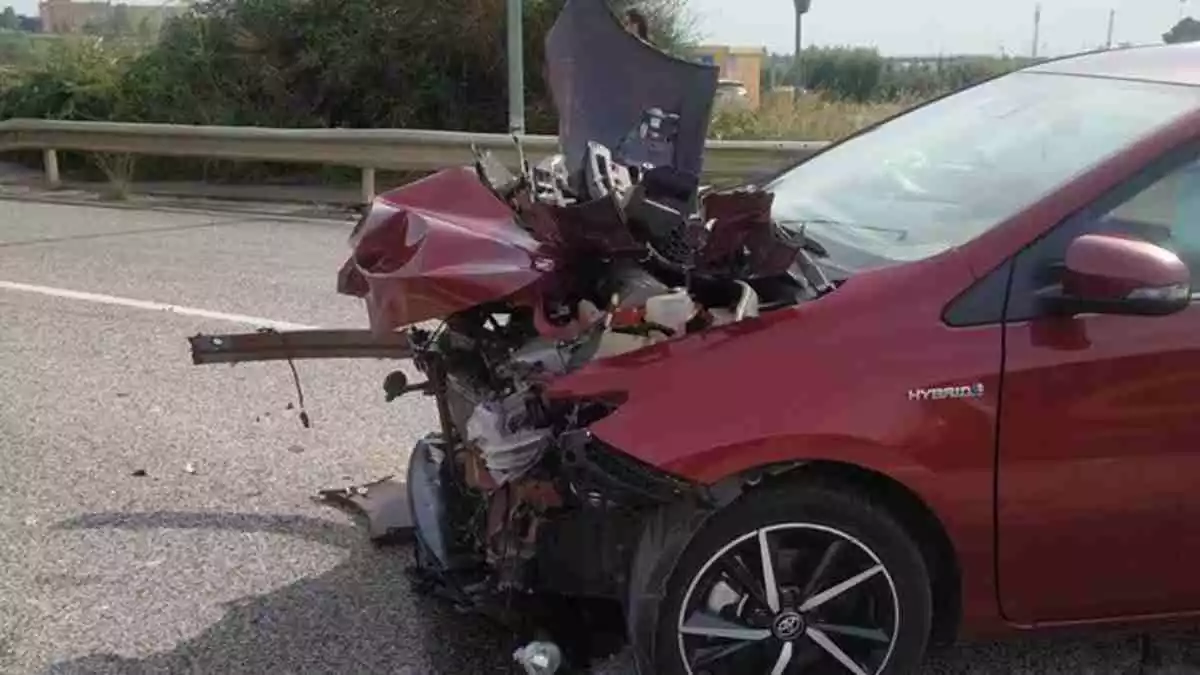 Un vehicle accidentat a la carretera TP-2124 a l'Arboç