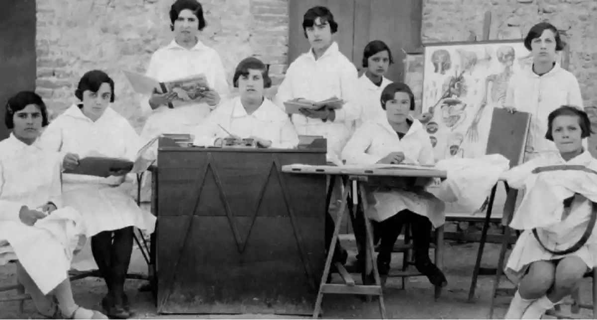 Alumnes del col·legi Sagrat Cor del Vendrell, a la dècada dels anys vint del segle XX.