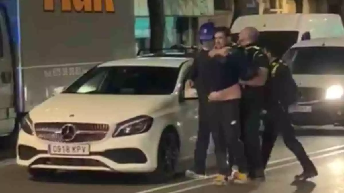 Captura del vídeo del moment de la detenció de l'home a la Rambla Vella de Tarragona