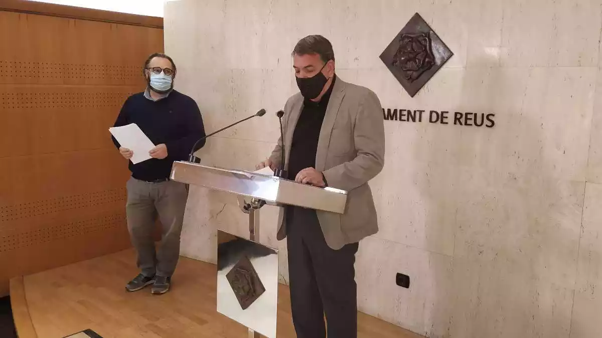 Daniel Recasens i Carles Prats a la tarima de la sala de premsa de l'Ajuntament de Reus