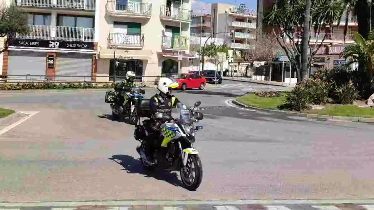 Dos agents de la Policia Local de Cambrils en moto