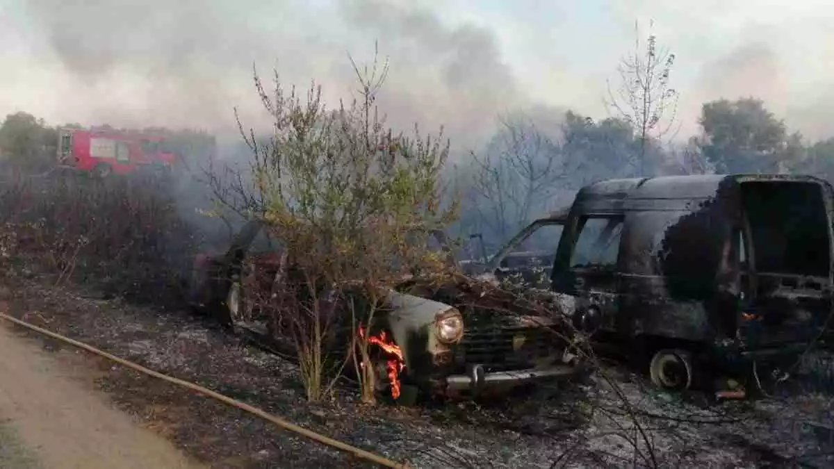 Dos vehicles, afectats per un incendi, a Almoster