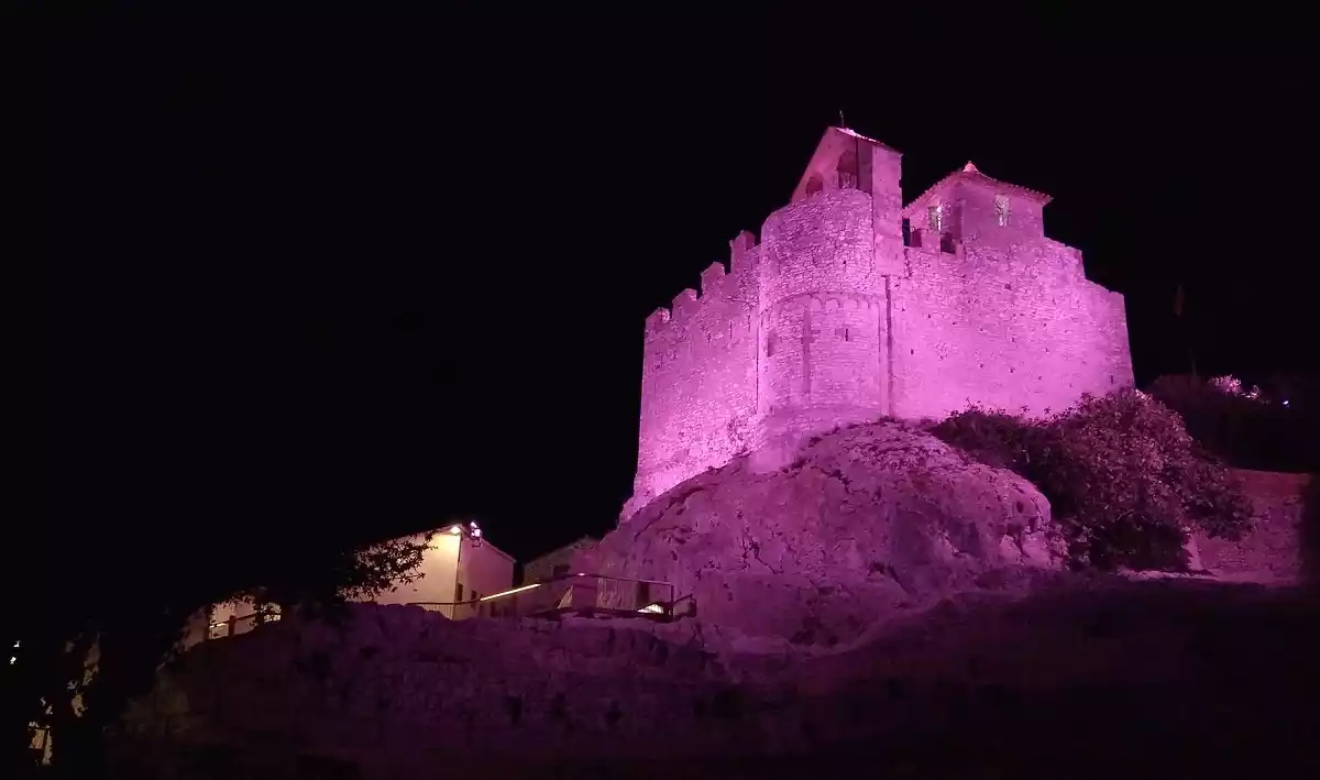 El Castell de Calafell, il·luminat de rosa.