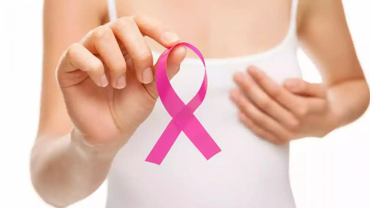 El llaç rosa simbolitza la lluita contra el càncer de mama