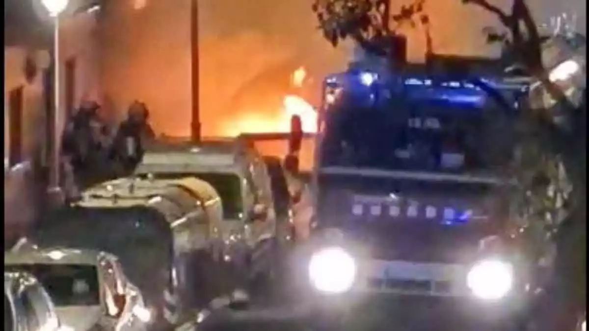 Els Bombers de la Generalitat en un incendi al barri de Bonavista