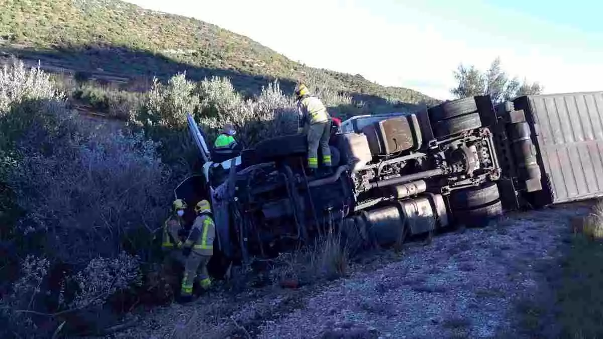 Els Bombers treballant en un accident d'un camió de verdures que ha bolcat