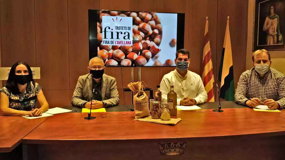 Els responsables de la Fira de l'Avellana a la taula presidencial del Saló de Plens de l'Ajuntament de Riudoms