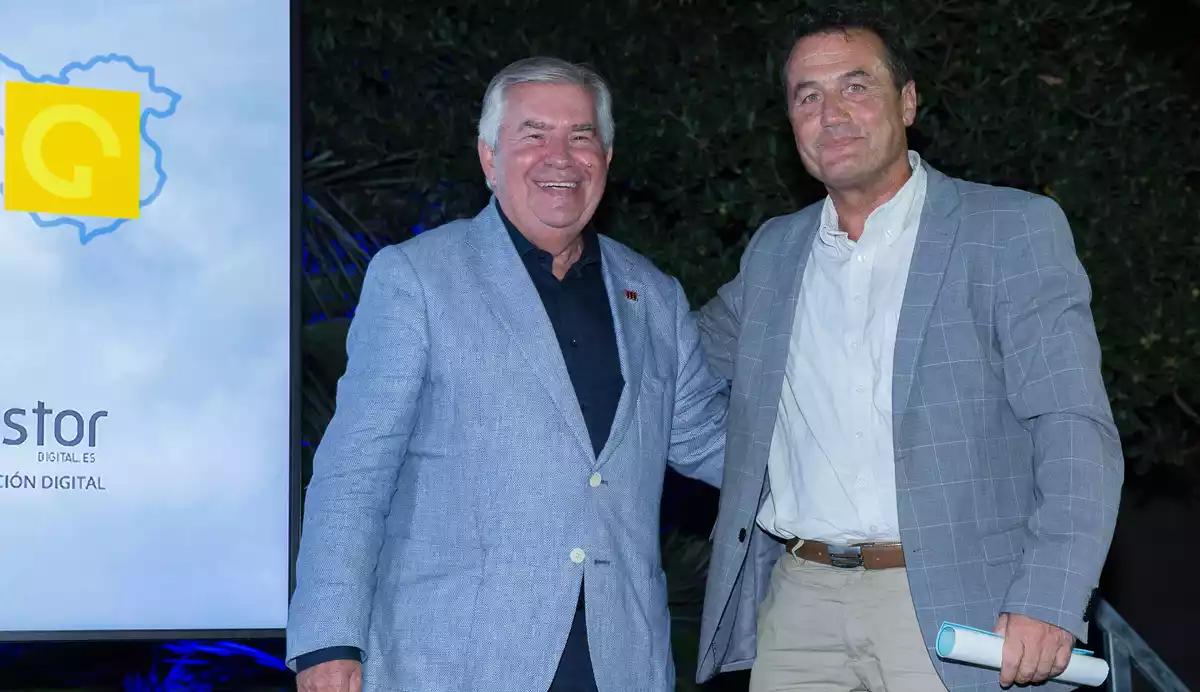 Estanislao Pastor, CEO de l’agència, va recollir el premi de 2019 de la mà del sr. Jose Angel Abancéns.