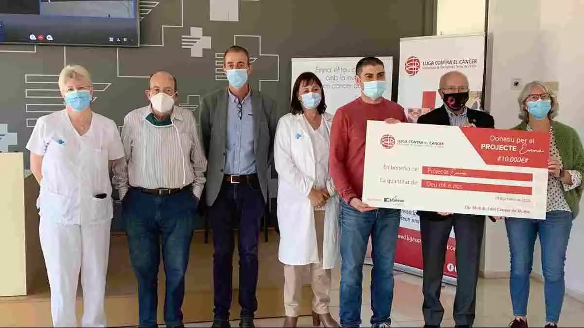 Foto de família dels representants de la Lliga Contra el Càncer i del projecte Emma en la presentació de l'acord de col·laboració per dotar amb 30.000 euros el finançament de la recerca.