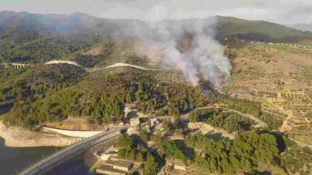 Imatge aèria d'un incendi a Riudecanyes