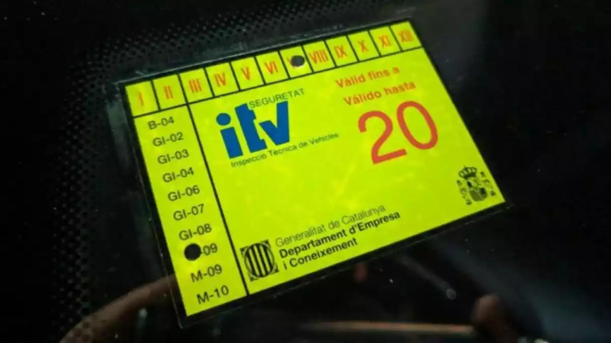 Imatge d'arxiu d'un adhesiu de caducitat de la ITV del 2020