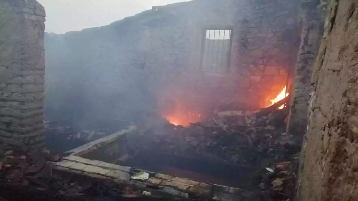 Imatge de l'incendi d'aquesta matinada a Cabacés