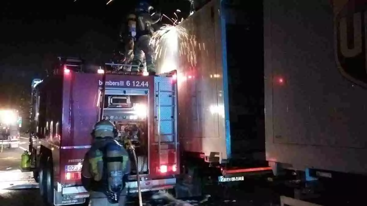 Imatge del camió incendiat a l'AP-7 a l'altura de Vila-seca