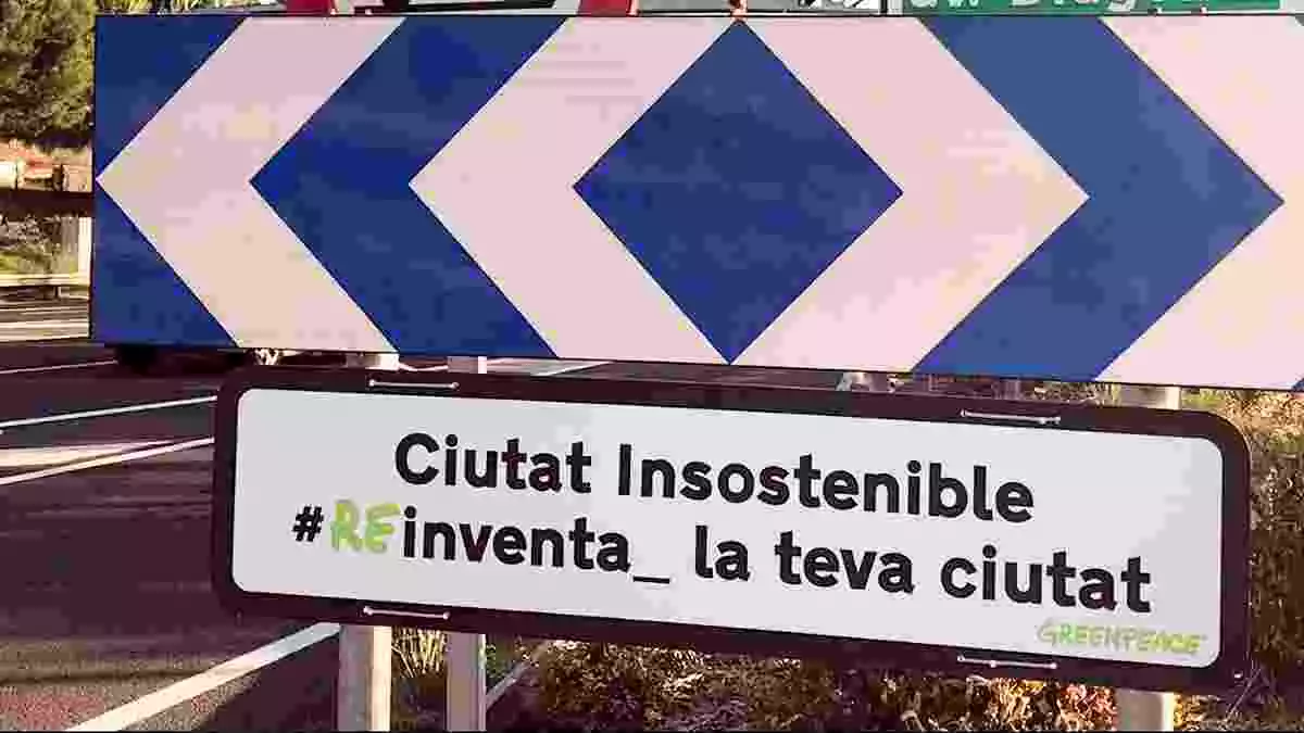 imatge del senyal instal·lat per Greenpeace que indica l'entrada a Barcelona com a ciutat poc sostenible