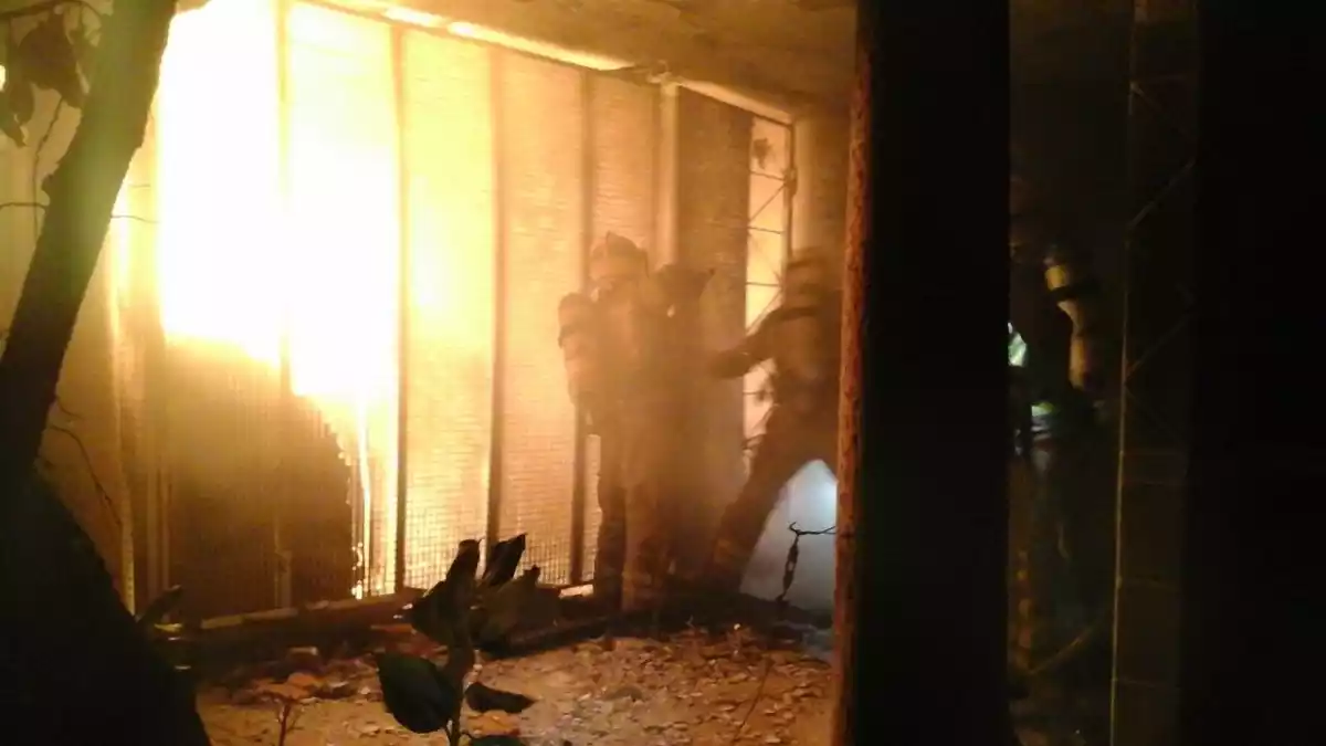 imatge dels Bombers de la Generalitat extingit l'incendi en una masia de Riudoms